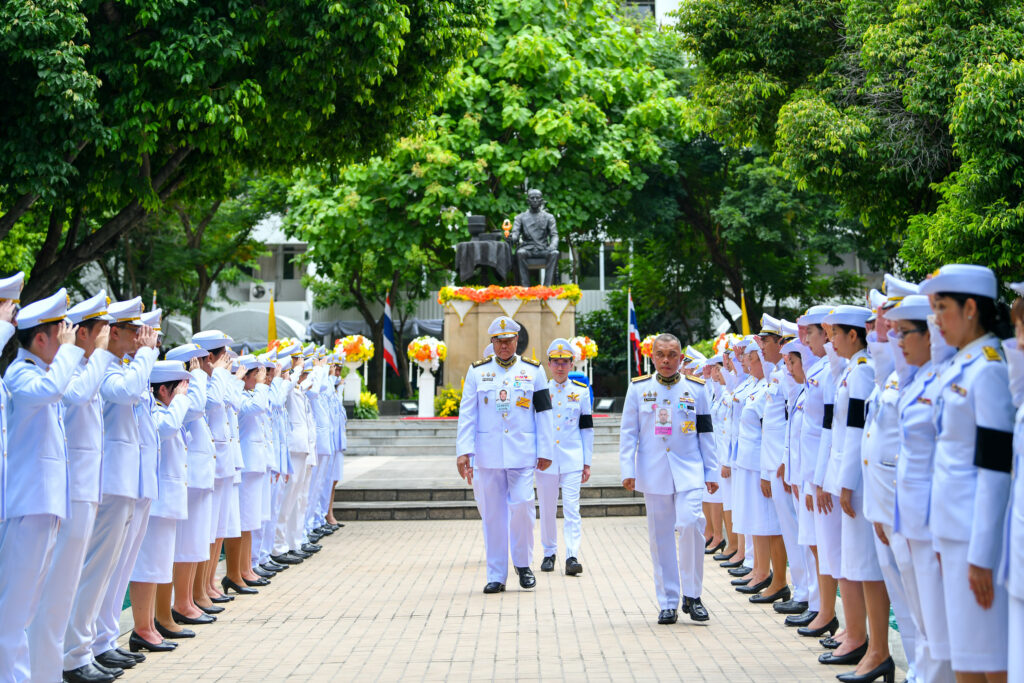 องคมนตรี ผู้แทนพระองค์ เดินผ่านแถวข้าราชการ ในพิธีวางพุ่มดอกไม้วันวิทยาศาสตร์แห่งชาติ