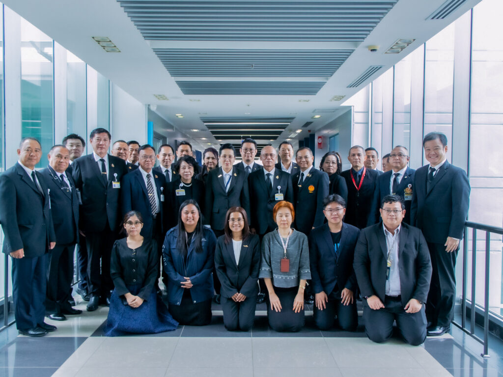 คณะผู้บริหาร นักวิจัย สวทช. ร่วมถ่ายภาพหมู่เป็นระลึกพร้อมกับคณะกรรมาธิการการทหารและควา