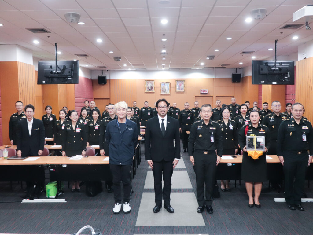 ผู้บริหาร สวทช. ถ่ายภาพร่วมกับคณะนายทหารนักเรียน รร.เสนารักษ์