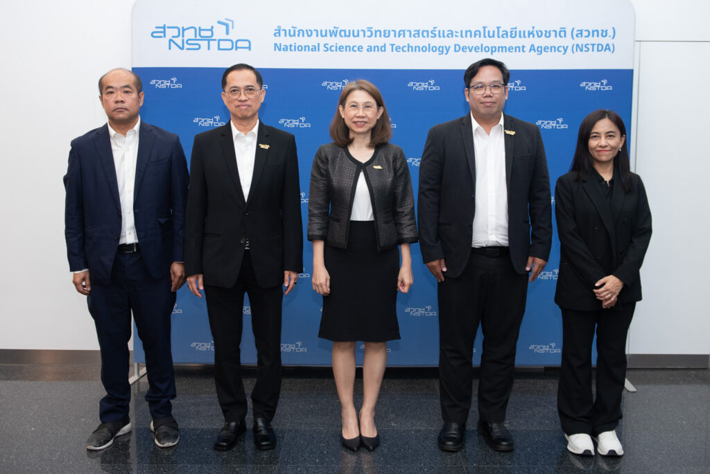 ผู้บริหารและผู้เชี่ยวชาญ สวทช. ร่วมถ่ายภาพภายหลังการเสวนาเรื่องการยกระดับนวัตกรรมไทยสู่มาตรฐานสากล ภายใต้กลไก NQI