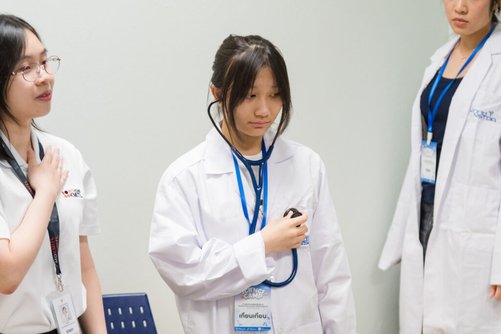 เยาวชนทดลองใช้หูฟังตรวจแพทย์ (Stethoscope) ฝึกทักษะการตรวจร่างกายเบื้องต้น