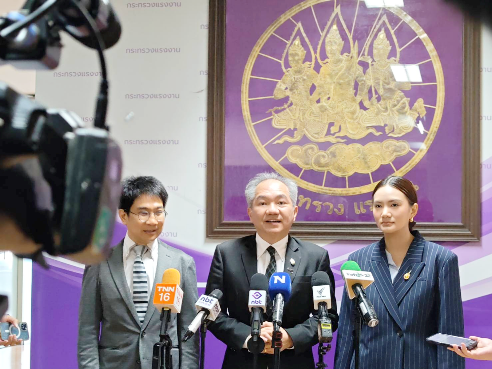 ภาพผู้บริหารให้สัมภาษณ์
