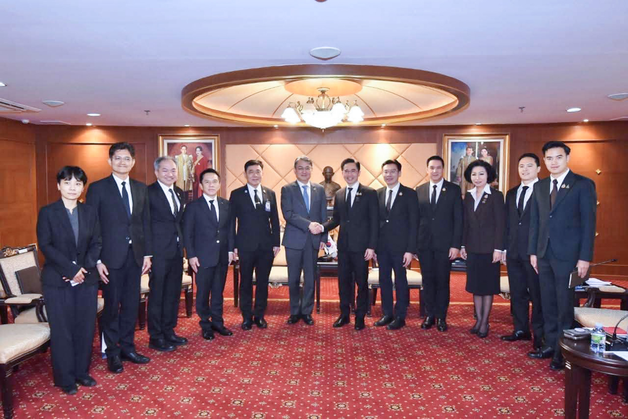 ภาพหมู่ผู้แทนไทยและเกาหลีใต้ ร่วมจับมือกันในระหว่างการหารือความร่วมมือด้าน AI Bio-Health เซมิคอนดักเตอร์ และเทคโนโลยีแห่งอนาคต 