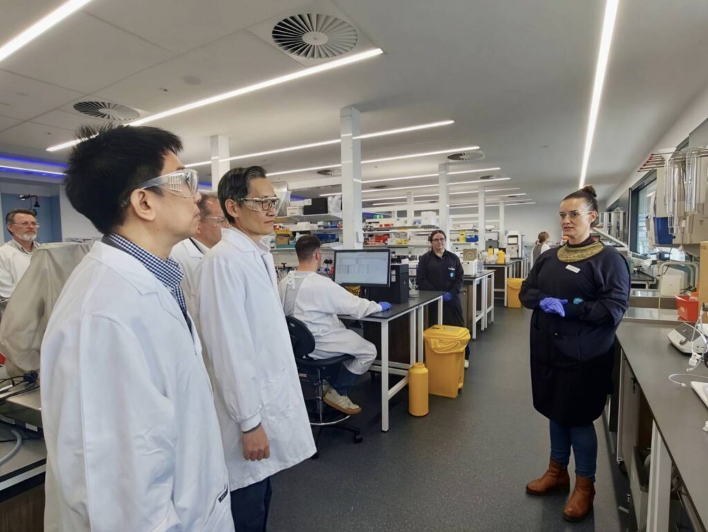 ผู้แทน สวทช. รับฟังการบรรยายสรุปภายในห้องปฏิบัติการของ CSIRO