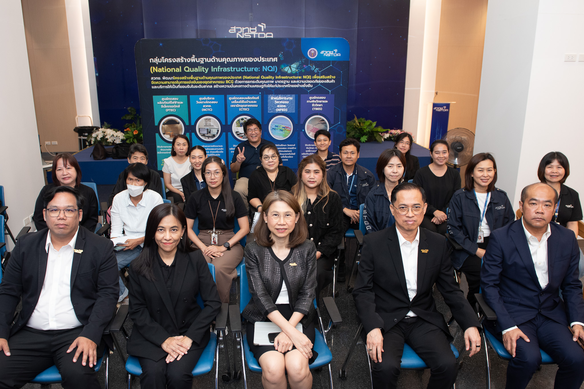 ผู้บริหาร ผู้เชี่ยวชาญ และผู้เข้าร่วมกิจกรรม NSTDA x Press Interviews ร่วมถ่ายภาพหมู่ภายหลังการเสวนาเกี่ยวกับ NQI และมาตรฐานสากล