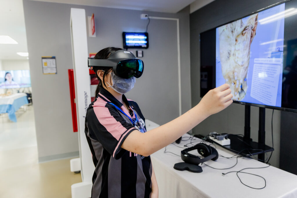 เยาวชนสวมแว่น Virtual Reality (VR) เรียนรู้ระบบกายวิภาคศาสตร์ของมนุษย์แบบสามมิติ