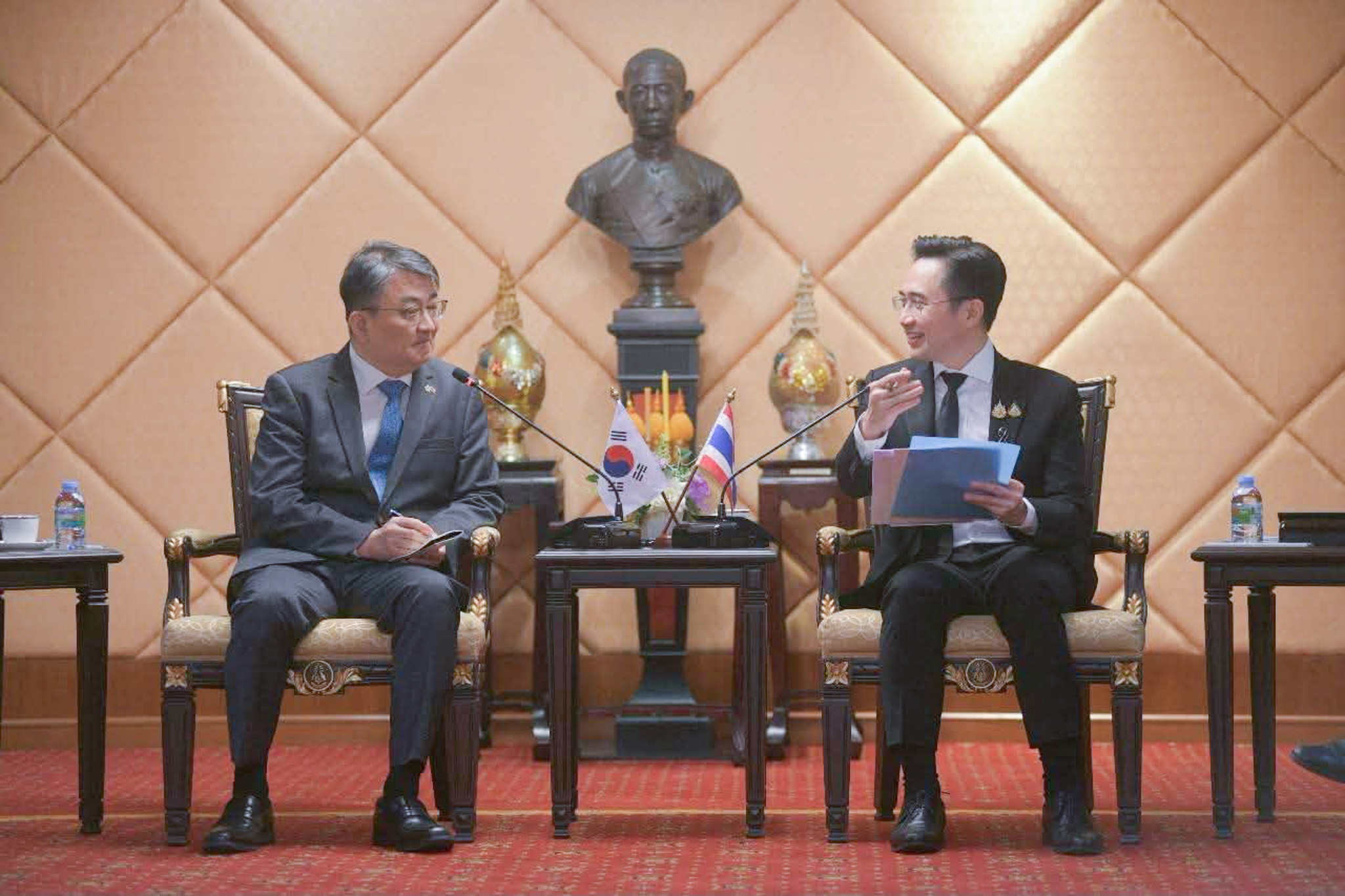 ภาพ ศ. ดร.ยศชนัน วงศ์สวัสดิ์ รองนายกรัฐมนตรี และรัฐมนตรีว่าการกระทรวงการอุดมศึกษา วิทยาศาสตร์ วิจัยและนวัตกรรม (อว.) และ H.E. Mr. Park Yong-min เอกอัครราชทูตสาธารณรัฐเกาหลีประจำประเทศไทย