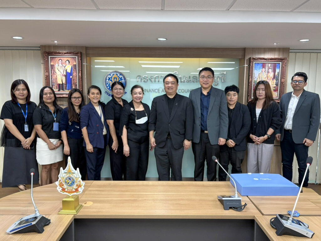 ผู้บริหารและคณะทำงาน สวทช. ร่วมถ่ายภาพกับผู้บริหารงานพัสดุ กรมชลประทาน ในการประชุม