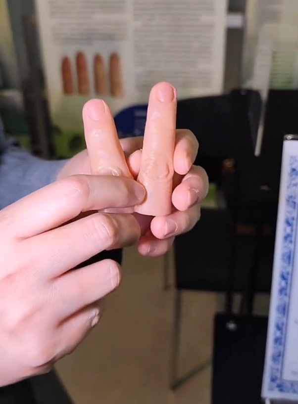 ภาพนิ้วเทียมเสมือนจริงเฉพาะบุคคลด้วยเทคโนโลยีการพิมพ์สามมิติ
