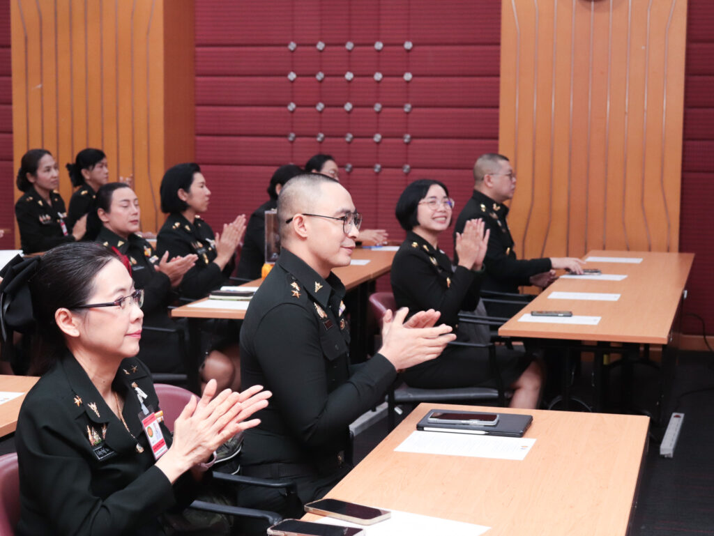 คณะนายทหารนักเรียน รร.เสนารักษ์ ปรบมือระหว่างรับฟังการบรรยาย