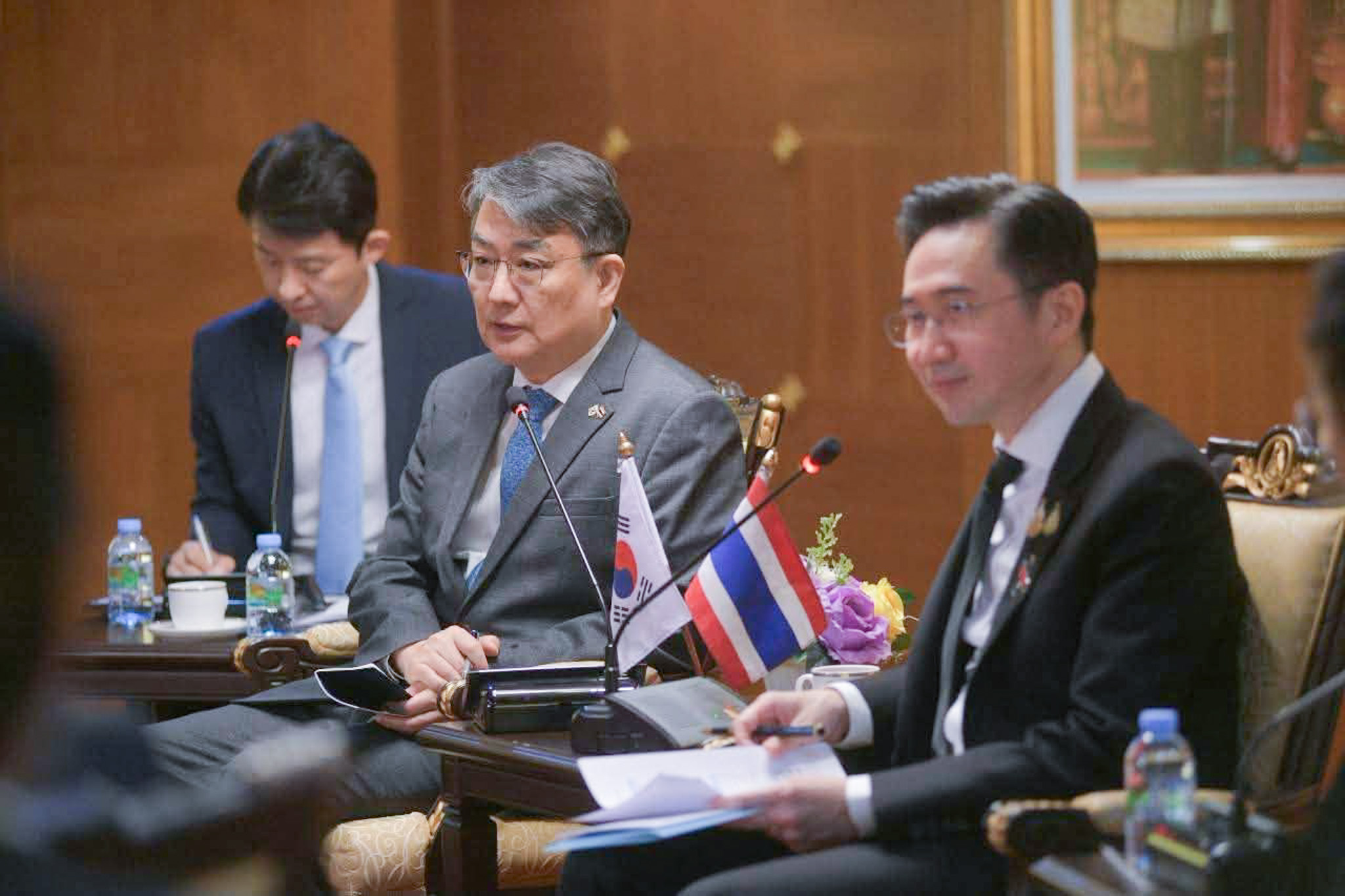 ภาพการหารือความร่วมมือด้านวิทยาศาสตร์ เทคโนโลยี และนวัตกรรมไทย–เกาหลีใต้ โดยมีผู้บริหารกระทรวง อว. และเอกอัครราชทูตสาธารณรัฐเกาหลีประจำประเทศไทยเข้าร่วม