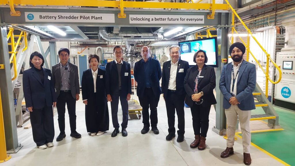 ถ่ายหมู่คณะ สวทช. และ CSIRO หน้าโรงงานต้นแบบ Battery Shredder Pilot Plant