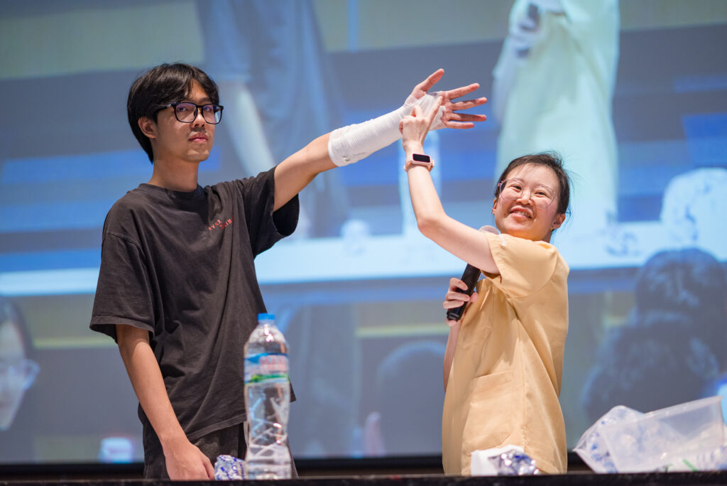 อาจารย์แพทย์สาขาออร์โธปิดิกส์สาธิตขั้นตอนการเข้าเฝือกแขนแก่เยาวชน