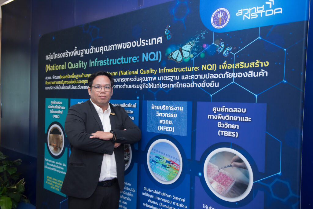 ายวรวิทย์ จันทร์สีหราช ถ่ายภาพหน้าบอร์ดข้อมูล NQI ของ สวทช. สะท้อนบทบาทด้านการพัฒนาต้นแบบและบริการงานวิศวกรรม