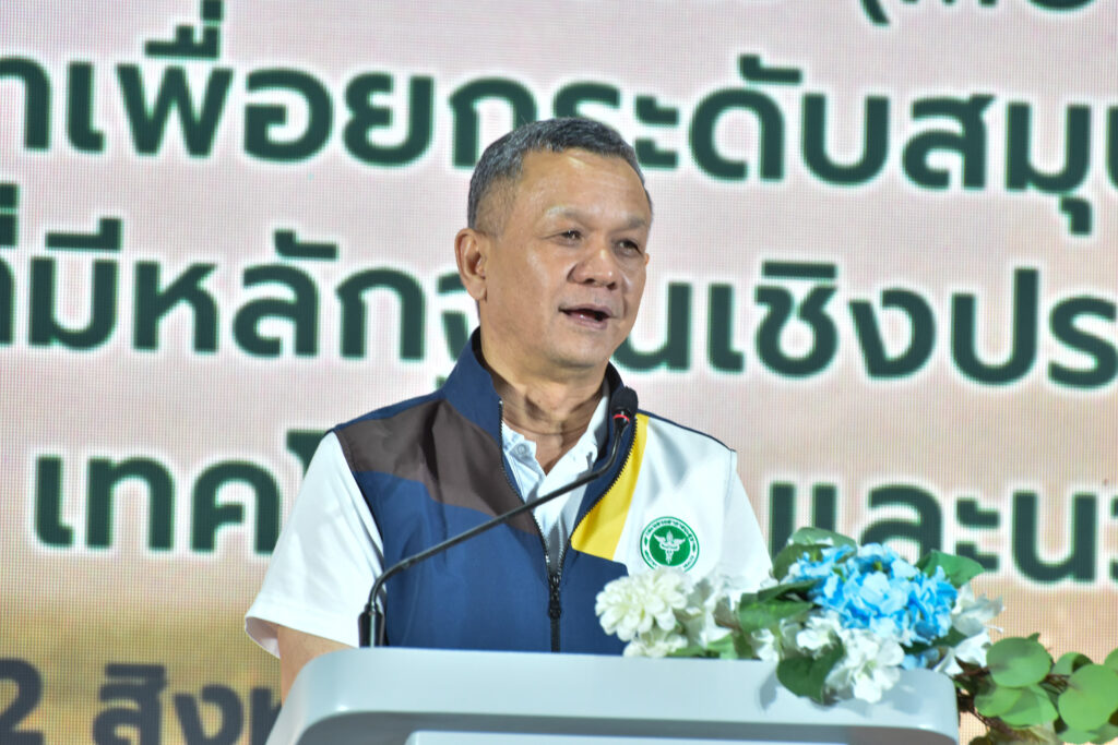 ดร.นพ.พงศธร พอกเพิ่มดี อธิบดีกรมการแพทย์แผนไทยและการแพทย์ทางเลือก แถลงบนเวที