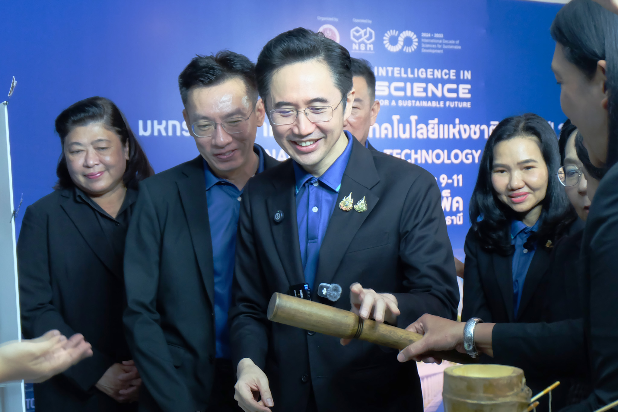 ภาพ ศาสตราจารย์ ดร.ยศชนัน วงศ์สวัสดิ์ รองนายกฯ และ รมว.อว.   ศาสตราจารย์ ดร.ศุภชัย ปทุมนากุล ปลัดกระทรวง อว. ทพญ.ศรีญาดา ปาลิมาพันธ์ ที่ปรึกษา รมว.อว. นายฉัตริน จันทร์หอม เลขานุการ รมว.อว. นางสาววราภรณ์ รุ่งตระการ รองปลัดกระทรวง อว. ดร.พันธุ์เพิ่มศักดิ์ อารุณี รองปลัดกระทรวง อว. ดร.วันนี นนท์ศิริ หัวหน้าผู้ตรวจราชการกระทรวง อว. นางศรินยา สาขากร ผู้ช่วยปลัดกระทรวง อว.