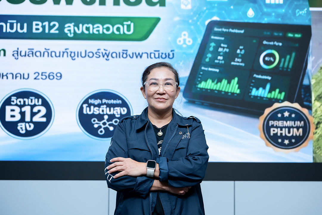 ดร.ศุภนิจ พรธีระภัทร นักวิจัยเนคเทค สวทช. ยืนหน้าสื่อประชาสัมพันธ์เทคโนโลยีการผลิตผำพรีเมียม
