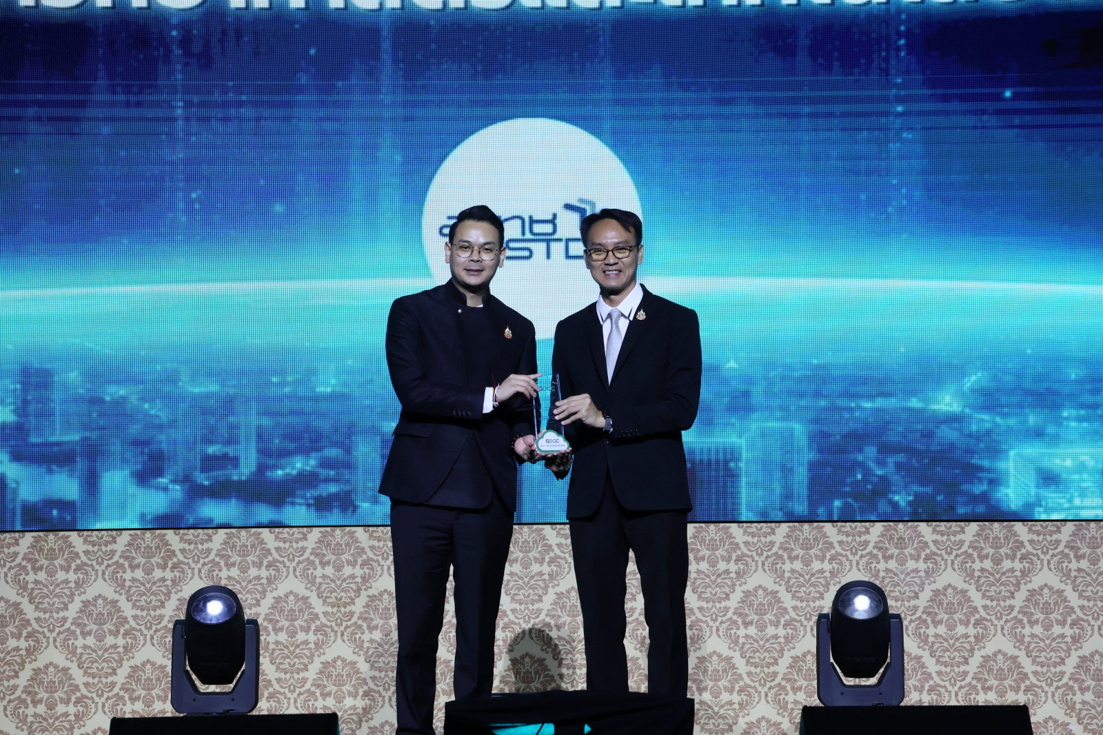 ภาพ ดร.ชัยรางวัล GDCC กับการขับเคลื่อนโครงสร้างพื้นฐาน จากผลงาน“Pathumma LLM GDCC กับการขับเคลื่อนโครงสร้างพื้นฐาน”