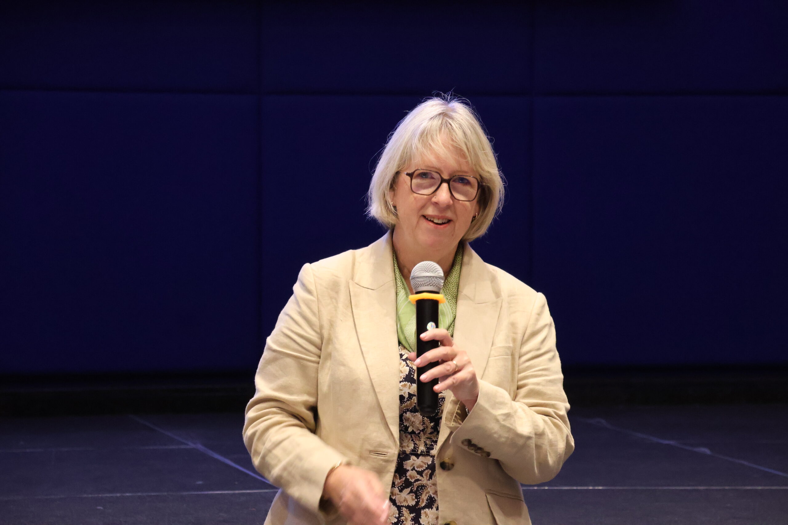 ภาพวิทยากรDr. Alison Campbell เป็นผู้เชี่ยวชาญด้านการถ่ายทอดเทคโนโลยีและการนำผลงานวิจัยไปใช้ประโยชน์เชิงพาณิชย์