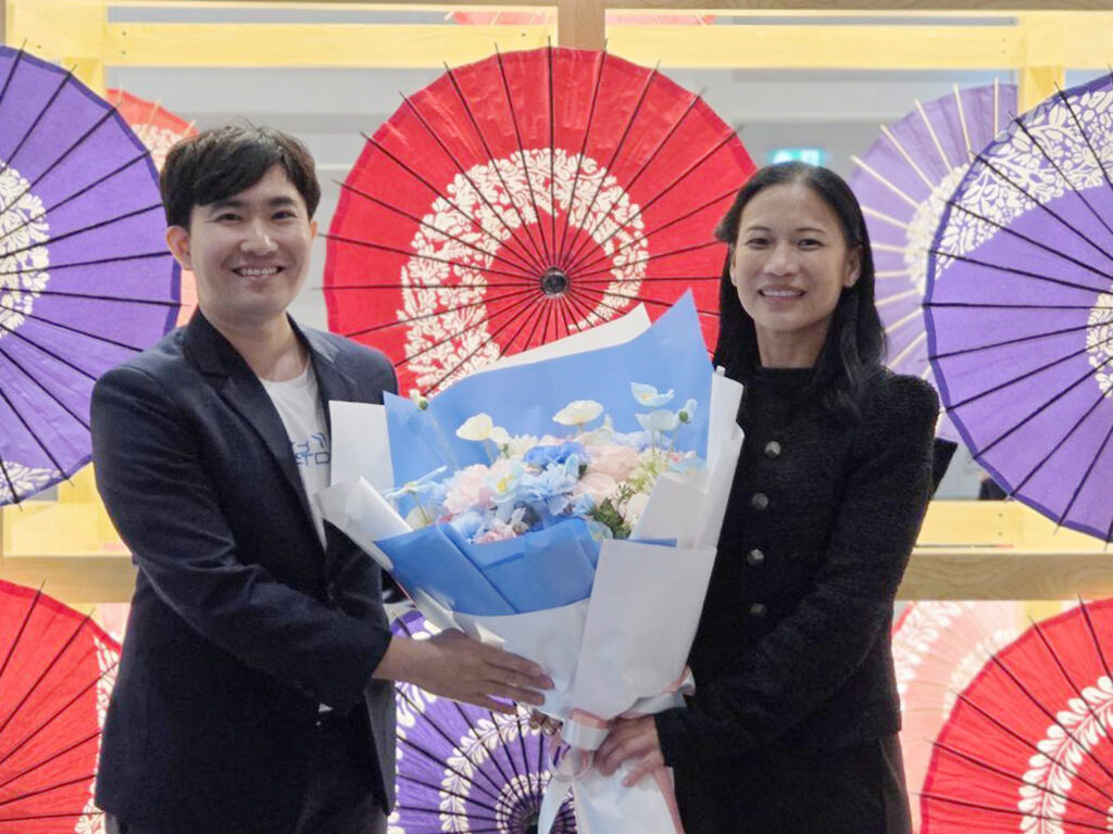 ดร.ณัฐนัย คุณานุสนธิ์ รับมอบช่อดอกไม้แสดงความยินดีในงาน NIPPON HAKU BANGKOK 2026