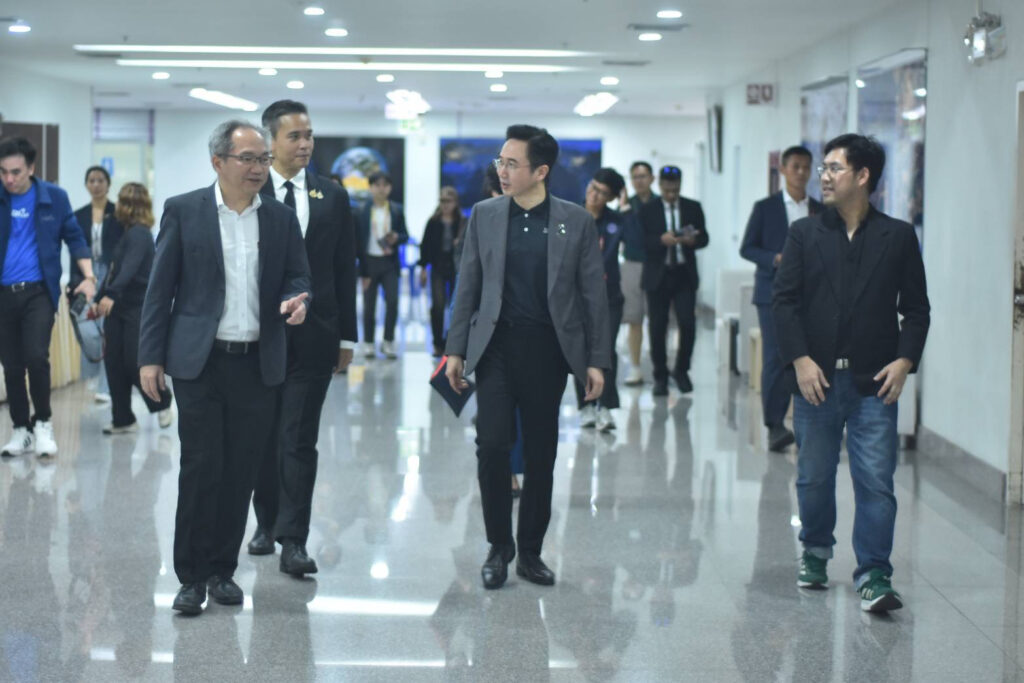 รองนายกรัฐมนตรีเดินเยี่ยมชมพื้นที่และรับฟังการบรรยายสรุปจากผู้อำนวยการ สวทช.