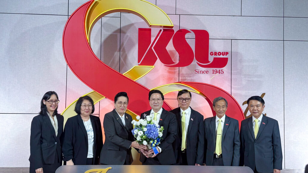 ดร.จุฬารัตน์ ตันประเสริฐ มอบแจกันดอกไม้แสดงความยินดีในงานครบรอบ 80 ปี KSL Group