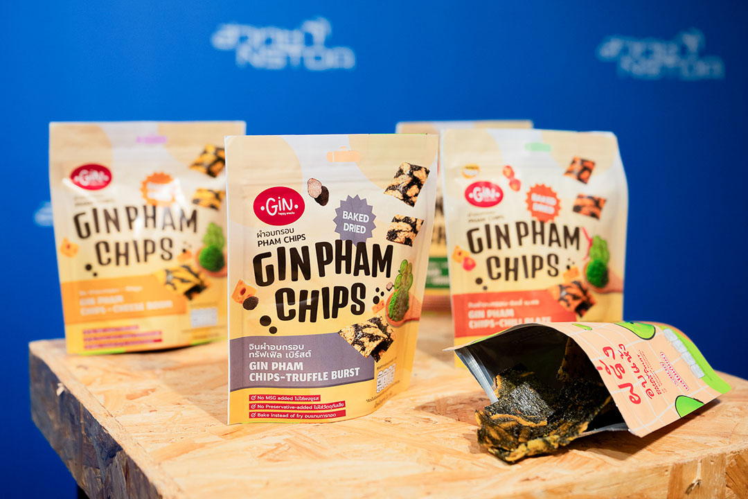 ผลิตภัณฑ์ผำอบกรอบ GIN PHAM CHIPS ขนมโปรตีนทางเลือกจากผำในบรรจุภัณฑ์หลากหลายรสชาติ