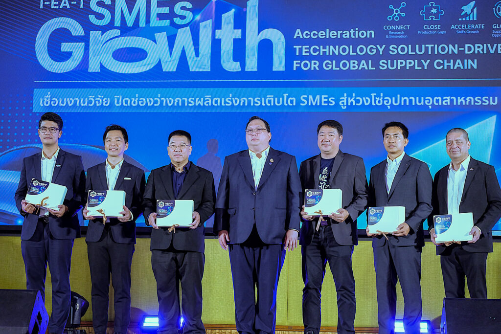 คณะผู้บริหาร กนอ. และ สวทช. ถ่ายภาพร่วมกันในพิธีเปิดงาน I-EA-T: SMEs Growth Acceleration