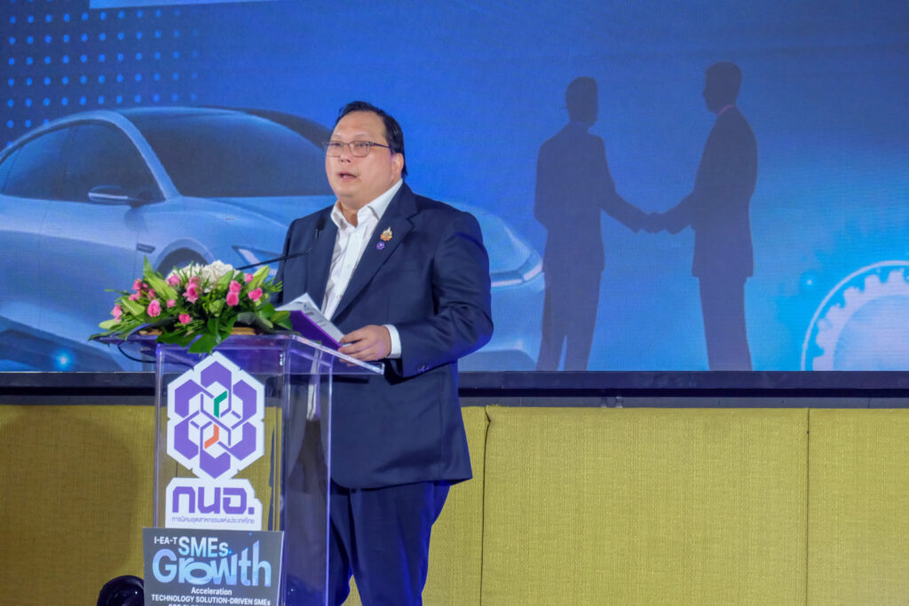 ดร.สุเมธ ตั้งประเสริฐ ผู้ว่าการ กนอ. บรรยายถึงความร่วมมือในการยกระดับ SMEs ไทย