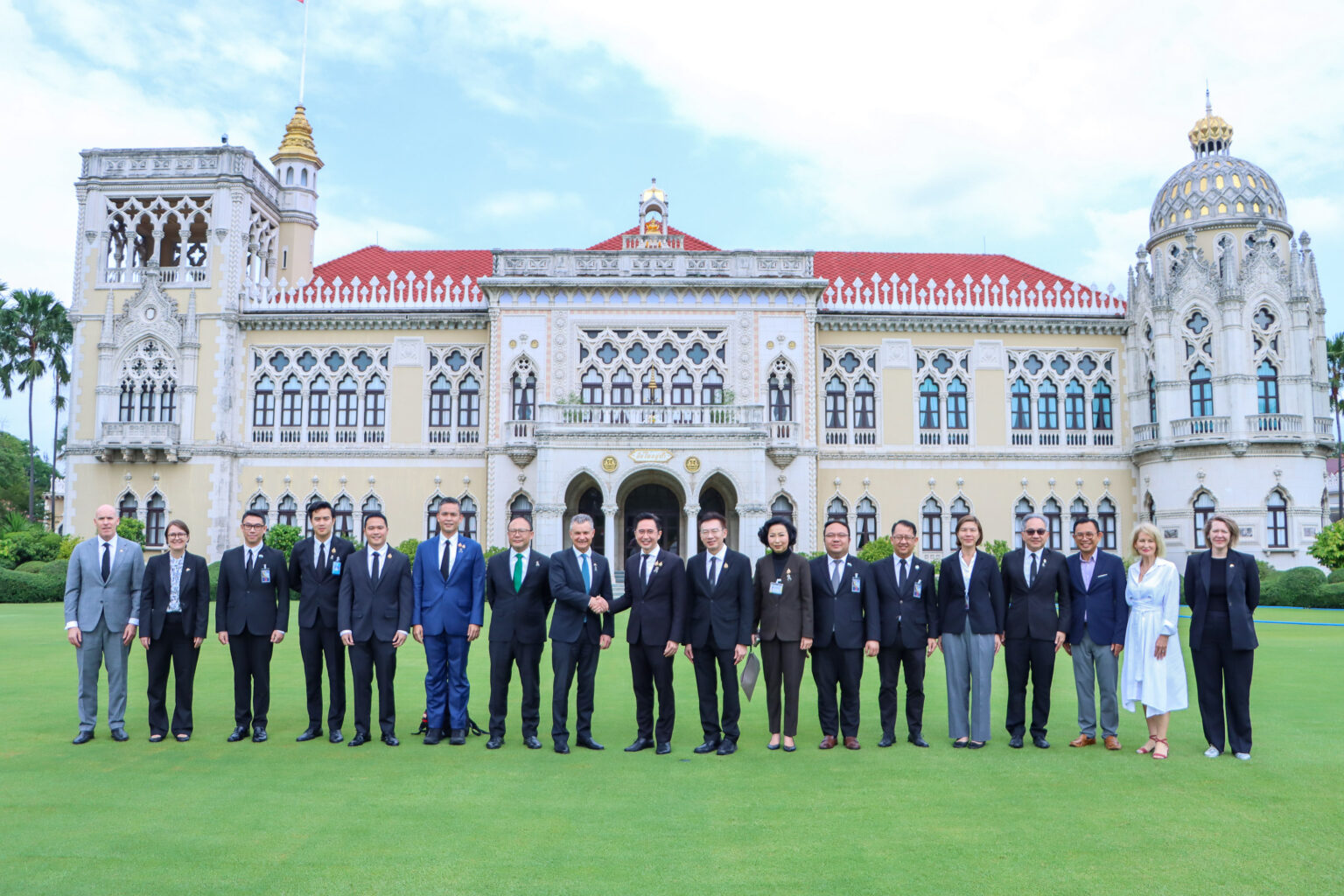 ศ. ดร.ยศชนัน วงศ์สวัสดิ์ นำคณะผู้บริหาร อว. ร่วมถ่ายภาพกับคณะผู้แทนออสเตรเลีย ณ ตึ