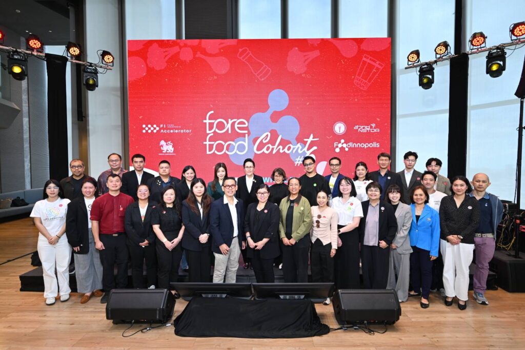 ผู้บริหาร สวทช. และผู้เข้าร่วมงาน FOREFOOD COHORT #6 DEMO DAY ถ่ายภาพร่วมกัน