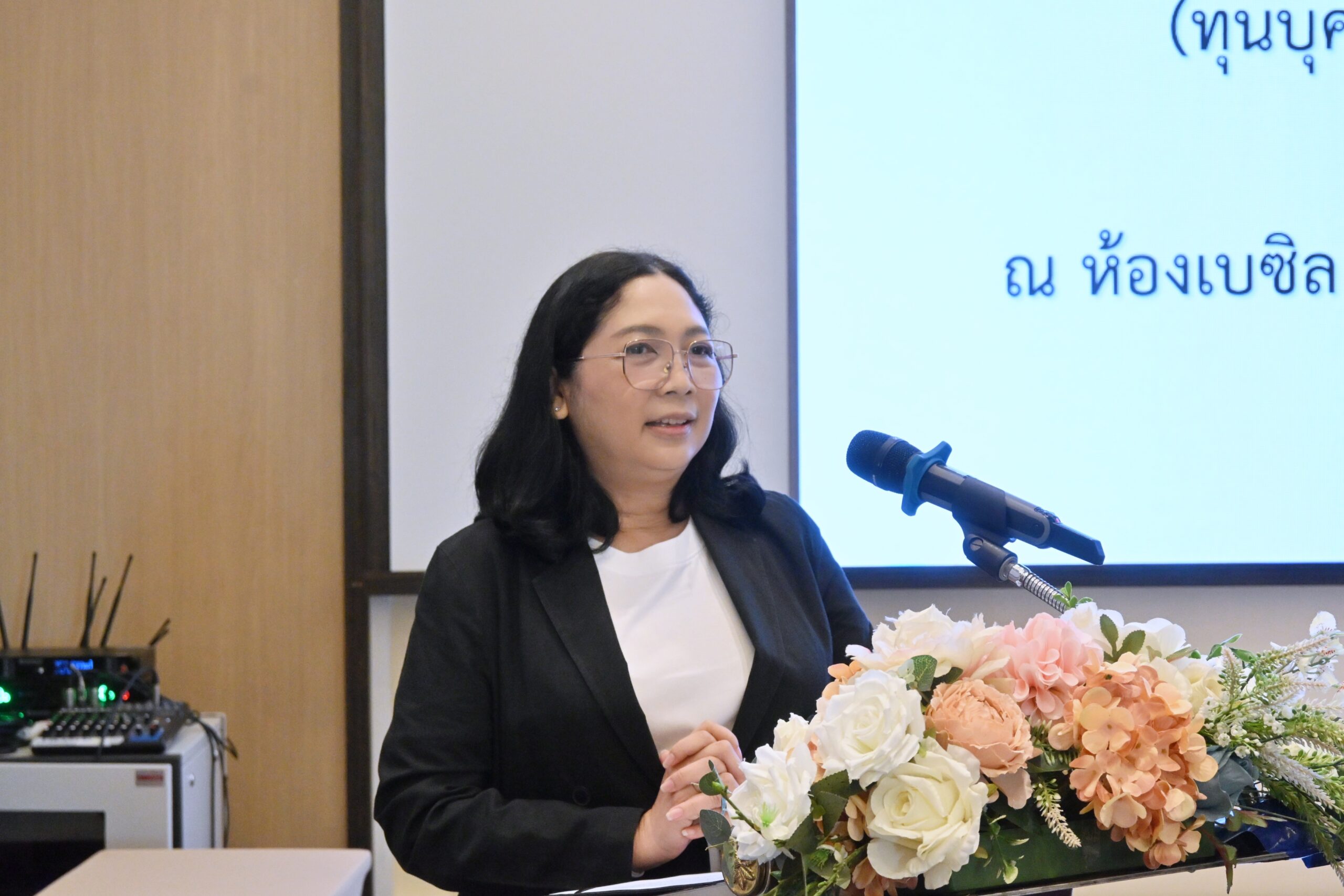 ดร.พัชร์ลิตา ฉัตรวริศพงศ์ ผู้ช่วยผู้อำนวยการ สวทช. บรรยายเปิดงานปฐมนิเทศนักเรียนทุน