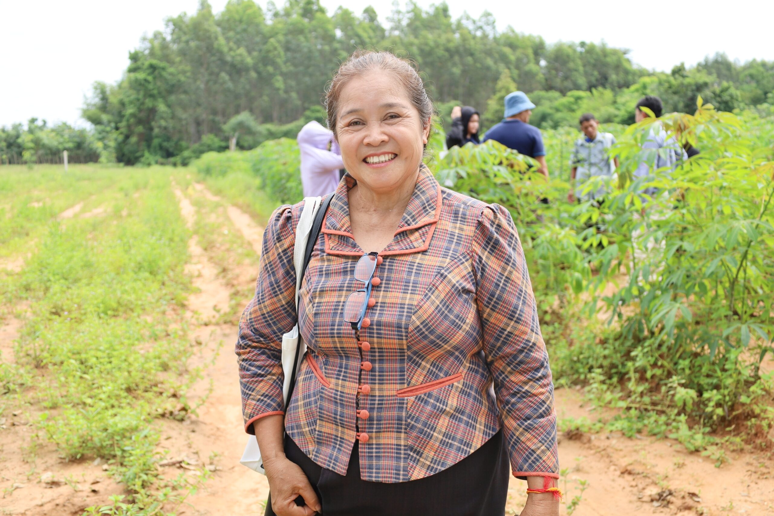 ภาพ นางคำพร สีสวัสดิ์ เกษตรกรผู้ปลูกมันสำปะหลัง เมืองไซบุรี