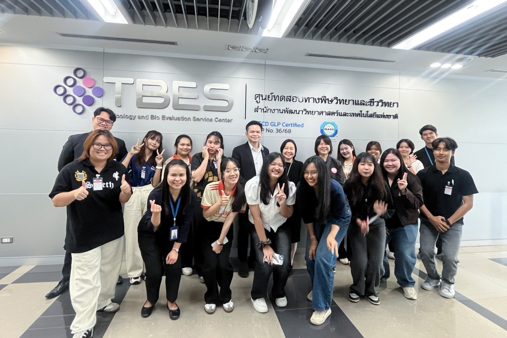 ภาพคณาจารย์และนักศึกษาสำนักวิชาสาธารณสุขศาสตร์ มหาวิทยาลัยเทคโนโลยีสุรนารี เยี่ยมชมศูนย์ทดสอบทางพิษวิทยาและชีววิทยา TBES สวทช.