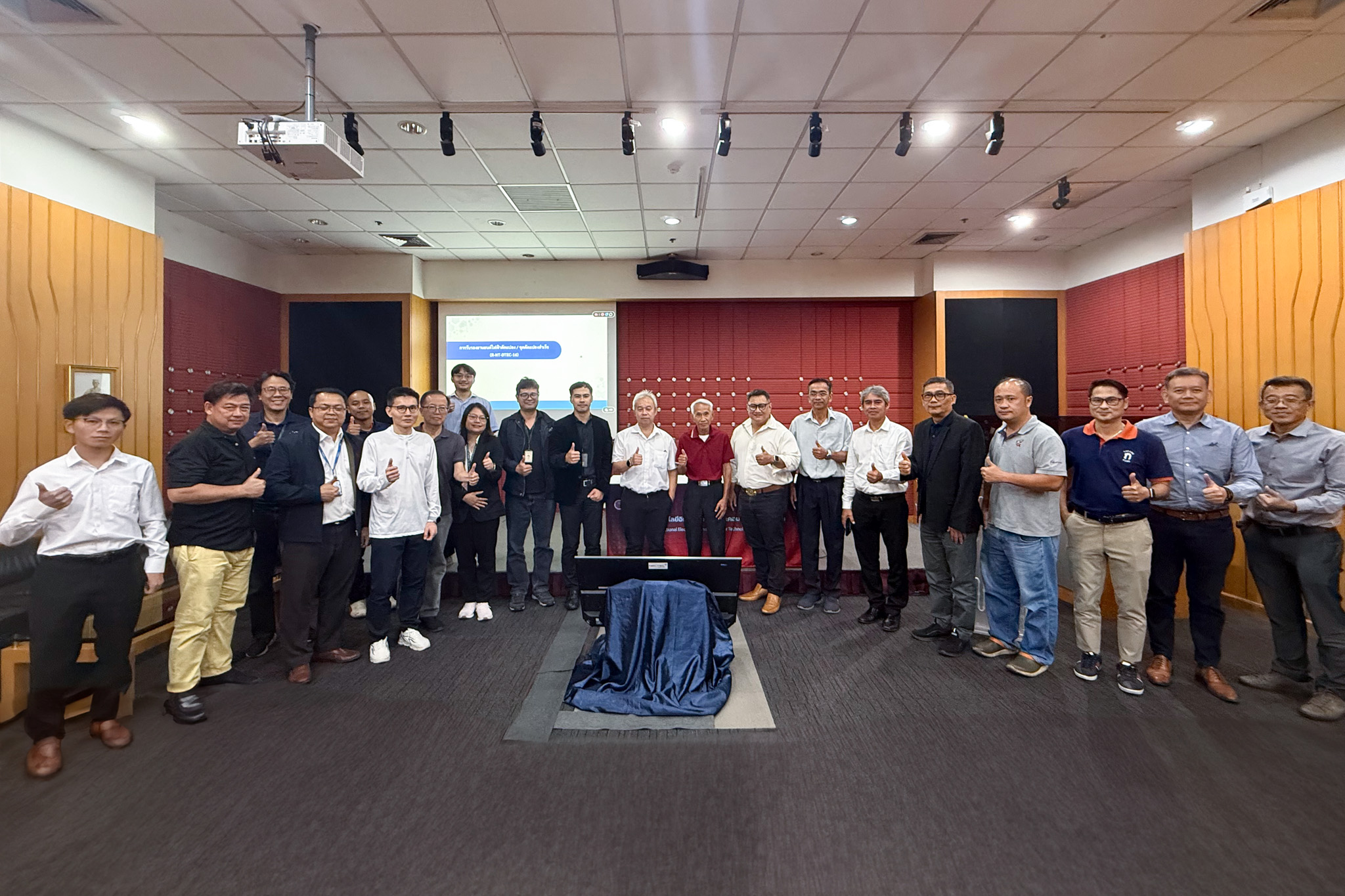 ภาพหมู่ การประชุมเผยแพร่ความรู้ มาตรฐาน และการรับรองยานยนต์ไฟฟ้าดัดแปลง (EV Conversion) โดยเนคเทค