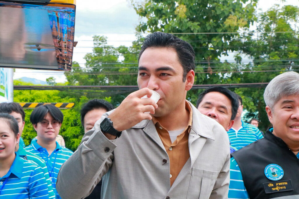 นายเจเศรษฐ์ ไทยเศรษฐ์ ทดลองดื่มน้ำสะอาดจากรถผลิตน้ำดื่มนาโนเทคโนโลยีเคลื่อนที่