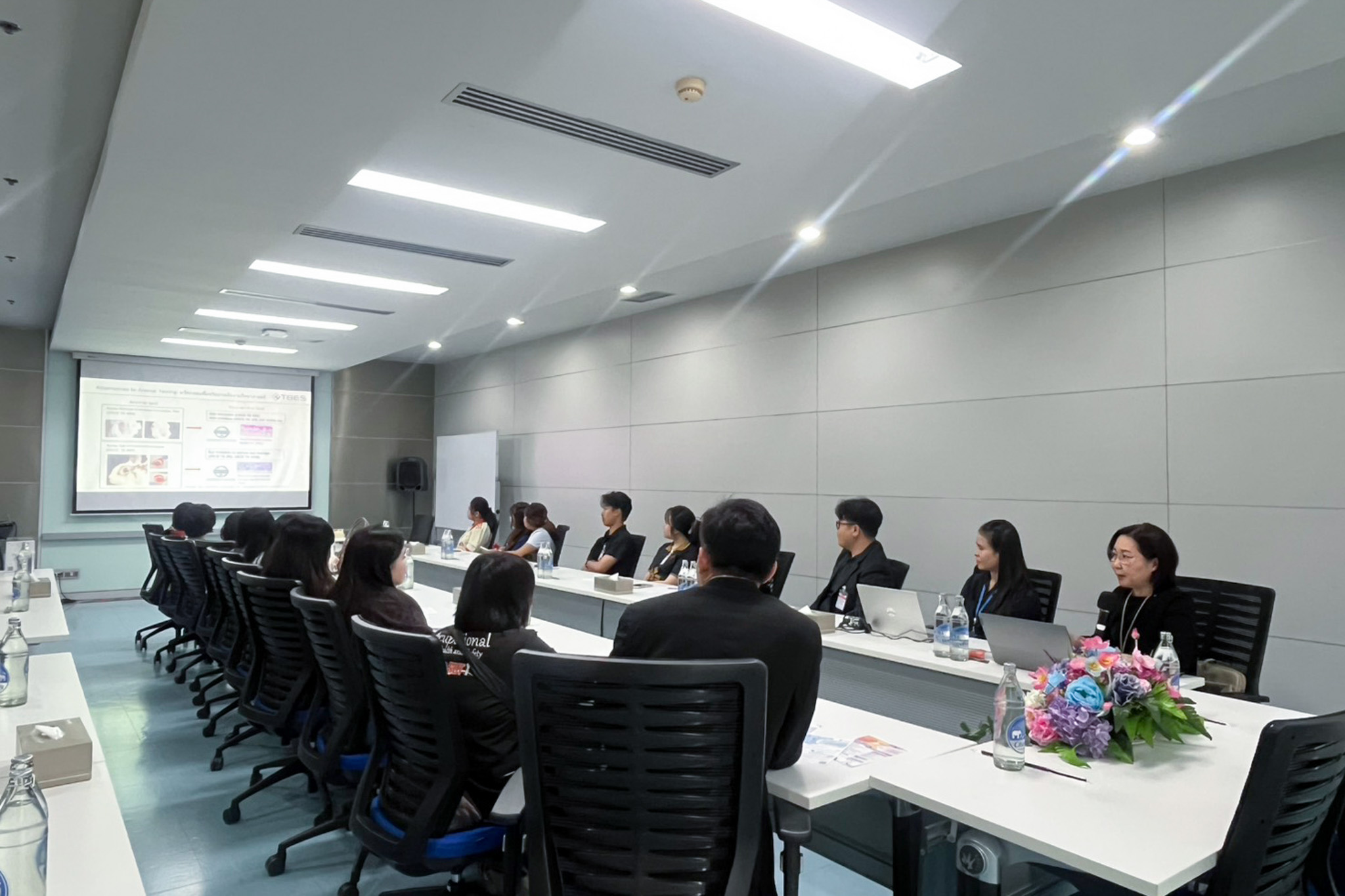 ภาพการบรรยายให้ความรู้เกี่ยวกับการทดสอบความปลอดภัยของผลิตภัณฑ์สุขภาพโดยไม่ใช้สัตว์ทดลอง ณ TBES สวทช.
