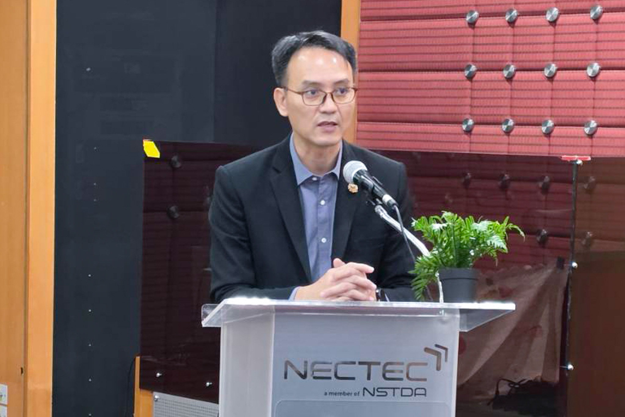 ภาพ ดร. ชัย วุฒิวิวัฒน์ชัย ผู้อำนวยการเนคเทค เป็นประธานเปิดการประชุม EV Conversion