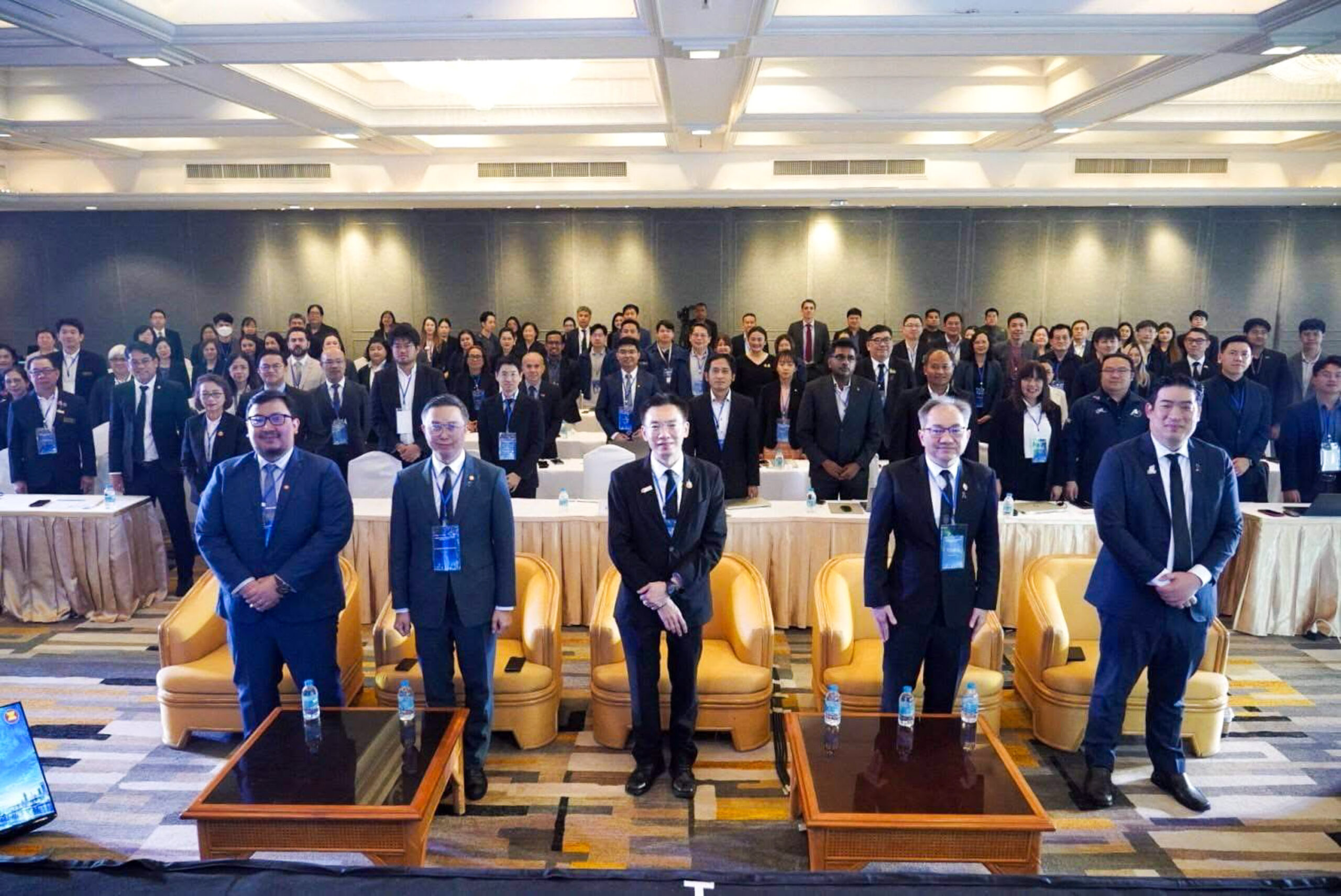 ผู้บริหารกระทรวง อว. ผู้แทนอาเซียน และผู้เข้าร่วมงาน ASEAN Semiconductor Forum 2026 ถ่ายภาพร่วมกัน