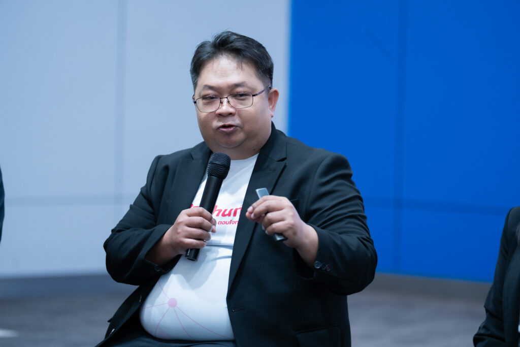 ดร.ศราวุธ คงยัง หัวหน้าโครงการ อธิบายการเชื่อมโยงระบบของแพลตฟอร์ม Pathumma Connect