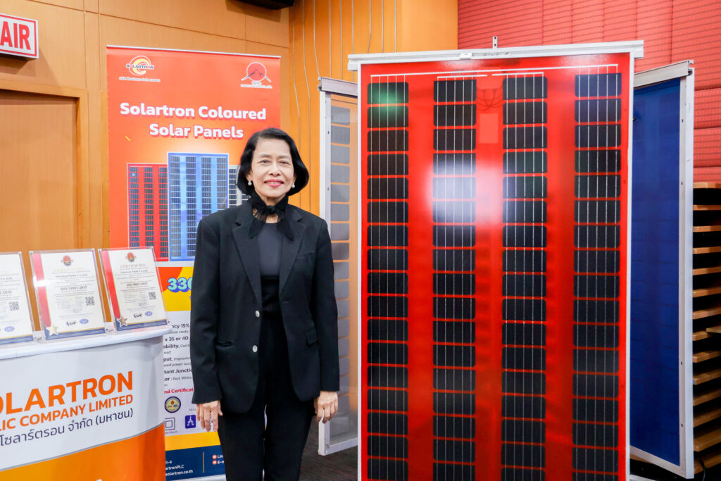 คุณปัทมา วงษ์ถ้วยทอง ซีอีโอ โซลาร์ตรอน กับแผง Colored PV ขนาด 330 วัตต์ พร้อมรับการถ่ายทอดเทคโนโลย