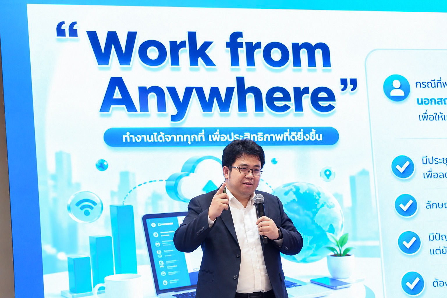 ภาพ ดร.ปรีชา เกียรติกิระขจร ผู้ช่วยผู้อำนวยการ สวทช. ด้านบริหารทรัพยากรบุคคล สะท้อนบทบาทของ สวทช. กำลังพูดบนเวที