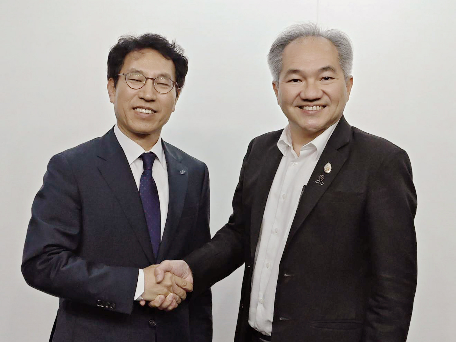ภาพการจับมือความร่วมมือกันของ 2 หน่วยงาน