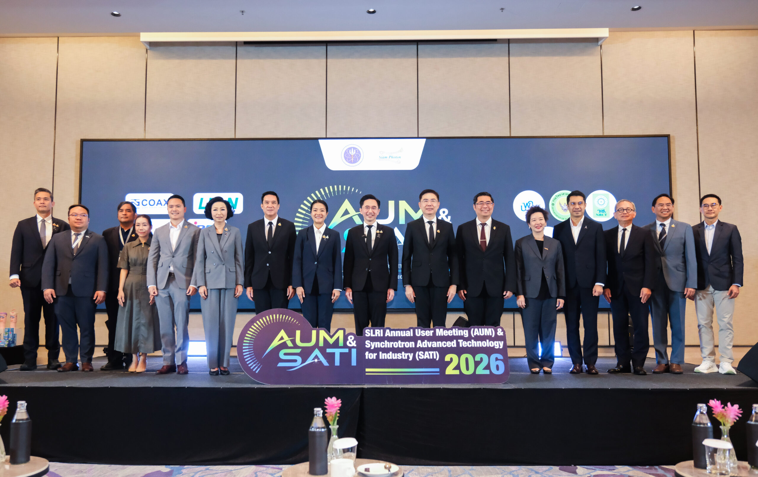 ภาพหมู่“สวทช.” ร่วมงาน AUM&SAT2026 เดินหน้าสร้างเครือข่ายใช้ประโยชน์แสงซินโครตรอน ยกระดับวิทยาศาสตร์สู่อุตสาหกรรม