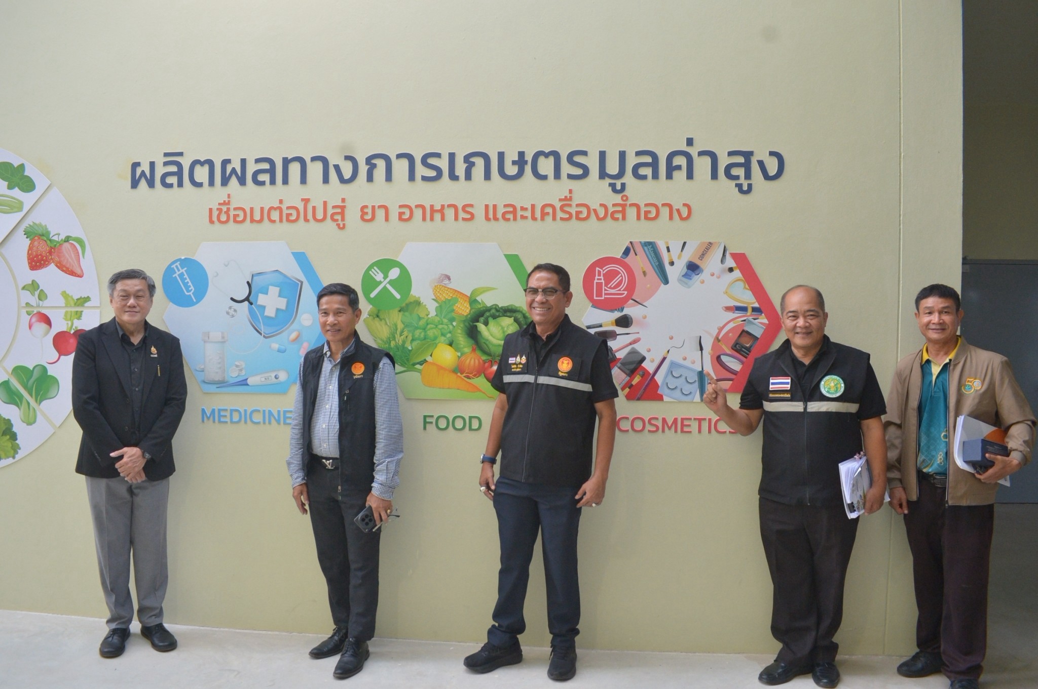 วันพุธที่ 2 กันยายน 2569 เวลา 14.00–17.00 น. คณะกรรมาธิการการเกษตรและสหกรณ์ วุฒิสภา นำโดย นายชูชีพ เอื้อการณ์ รองประธานคณะกรรมาธิการ คนที่สอง พร้อมด้วยคณะ ลงพื้นที่เพื่อรับฟังการบรรยายและเยี่ยมชมเมืองนวัตกรรมชีวภาพ (EECi Biopolis) ณ สำนักงานใหญ่เขตนวัตกรรมระเบียงเศรษฐกิจพิเศษภาคตะวันออก (EECi) ตำบลป่ายุบใน อำเภอวังจันทร์ จังหวัดระยอง โดยมี นางสาวสลารีวรรณ ทัพทวี รองผู้ว่าราชการจังหวัด นายวุฒิ ด่านกิตติกุล รองผู้อำนวยการสำนักงานพัฒนาวิทยาศาสตร์และเทคโนโลยีแห่งชาติและผู้อำนวยการ EECi รวมทั้งหัวหน้าหน่วยงานด้านการเกษตร ให้การต้อนรับ
เขตนวัตกรรมระเบียงเศรษฐกิจพิเศษภาคตะวันออก (EECi) เป็นศูนย์กลางด้านการวิจัย เทคโนโลยี และนวัตกรรม มีบทบาทสำคัญในการนำองค์ความรู้และผลงานวิจัยมาใช้เพื่อยกระดับอุตสาหกรรมเดิมและส่งเสริมการพัฒนาอุตสาหกรรมใหม่ ผ่านการบูรณาการความร่วมมือระหว่างภาครัฐ ภาคเอกชน สถาบันการศึกษา ผู้ประกอบการ และชุมชน เพื่อพัฒนาเทคโนโลยีให้ตอบโจทย์ภาคการผลิตและสามารถนำไปใช้ประโยชน์ได้จริง
EECi มีหน้าที่บริหารจัดการพื้นที่และโครงสร้างพื้นฐานด้านวิทยาศาสตร์และเทคโนโลยี อาทิ ห้องปฏิบัติการ โรงงานต้นแบบ สนามทดสอบ และเครื่องมือวิจัย รวมทั้งกำหนดหลักเกณฑ์การเข้าใช้และการใช้ทรัพยากรร่วมกัน ตลอดจนสนับสนุนผู้ประกอบการ SMEs ให้สามารถเข้าถึงองค์ความรู้ เทคโนโลยี การวิจัยและพัฒนา การทดสอบ และการรับรองมาตรฐาน ซึ่งช่วยสนับสนุนการต่อยอดผลงานวิจัยจากระดับห้องปฏิบัติการไปสู่การทดลองผลิตในโรงงานต้นแบบ และขยายผลไปสู่การผลิตเชิงพาณิชย์ได้อย่างเป็นรูปธรรมและยั่งยืน
EECi มุ่งเน้นการปรับใช้เทคโนโลยีและงานวิจัยไปสู่การใช้ประโยชน์จริงในภาคเกษตรและชุมชน โดยส่งเสริมการนำเทคโนโลยีเกษตรสมัยใหม่ เช่น ระบบ Smart Farming, IoT และระบบควบคุมสภาพแวดล้อม มาใช้ในการบริหารจัดการการผลิตอย่างแม่นยำ ซึ่งสามารถปรับสภาวะการเพาะปลูกให้เหมาะสมกับพืชแต่ละชนิดในแต่ละระยะการเจริญเติบโตได้อย่างแม่นยำ แนวทางนี้ไม่เพียงช่วยลดความซับซ้อนในการใช้งานเทคโนโลยี แต่ยังสร้างความร่วมมือระหว่างนักพัฒนา เกษตรกร และผู้ประกอบการ ในการร่วมกันพัฒนาองค์ความรู้และระบบที่เหมาะสมกับพื้นที่
ตัวอย่างที่เป็นรูปธรรม ได้แก่ การสนับสนุนกลุ่มเกษตรกรในอำเภอวังจันทร์ให้รวมตัวเป็นวิสาหกิจชุมชนเห็ดเยื่อไผ่ พร้อมถ่ายทอดเทคโนโลยีด้านการผลิต การบริหารจัดการ และการแปรรูปสารสกัดจากเห็ดเยื่อไผ่ เพื่อต่อยอดเป็นผลิตภัณฑ์เครื่องสำอางและผลิตภัณฑ์สุขภาพ ซึ่งช่วยสร้างมูลค่าเพิ่มและสร้างรายได้ให้แก่ชุมชน
บทบาทสำคัญอีกประการ คือ การส่งเสริมการนำผลผลิตทางการเกษตรและวัสดุเหลือทิ้งจากภาคการเกษตรมาใช้เป็นวัตถุดิบในการเพิ่มมูลค่า โดยประยุกต์ใช้เทคโนโลยีไบโอรีไฟเนอรี่ (Biorefinery) เพื่อแปรรูปชีวมวลอย่างมีประสิทธิภาพ ตั้งแต่ระดับการทดลอง การขยายกำลังการผลิต ไปจนถึงการประเมินความเป็นไปได้เชิงเศรษฐกิจ ซึ่งเป็นกลไกสำคัญในการเชื่อมโยงองค์ความรู้จากภาคการวิจัยไปสู่การใช้ประโยชน์ในภาคการผลิตจริง
นอกจากนี้ เป้าหมายสำคัญคือ การเปลี่ยนวัตถุดิบทางการเกษตรจากการจำหน่ายในรูปสินค้าโภคภัณฑ์ไปสู่ผลิตภัณฑ์มูลค่าเพิ่มสูง เช่น สารเติมแต่งอาหารและโภชนเภสัช เวชสำอาง ตลอดจนเคมีชีวภาพและวัสดุชีวภาพ ซึ่งการดำเนินงานดังกล่าวเป็นการเชื่อมโยงภาคเกษตร งานวิจัย เทคโนโลยี การแปรรูป และอุตสาหกรรมเข้าด้วยกันอย่างเป็นระบบ ช่วยลดของเสีย เพิ่มประสิทธิภาพการใช้ทรัพยากร และสร้างมูลค่าทางเศรษฐกิจจากผลผลิตและวัสดุเหลือใช้ทางการเกษตรได้อย่างครบวงจร
อีกทั้ง EECi ยังมีบทบาทสำคัญในการเป็น โครงสร้างพื้นฐานสำหรับการขยายผลงานวิจัยจากระดับห้องปฏิบัติการไปสู่ระดับก่อนเชิงพาณิชย์ (Pre-Commercial Scale) โดยให้บริการโรงงานต้นแบบสำหรับการขยายขนาดและการตรวจซ้ำกระบวนการเทคโนโลยีก่อนเข้าสู่การผลิตจริง เช่น การพัฒนาผลิตภัณฑ์ชีวภาพ Tidy Bio Plus ซึ่งผ่านกระบวนการวิจัย การพัฒนาสูตร การขยายการผลิตในโรงงานต้นแบบระดับ 750 ลิตร การทดสอบประสิทธิภาพในสถานการณ์จริง และการถ่ายทอดเทคโนโลยีให้ภาคเอกชนนำไปผลิตเชิงพาณิชย์ รวมทั้งต่อยอดเป็นผลิตภัณฑ์หลายรูปแบบ
เยี่ยมชมโครงสร้างพื้นฐานด้านวิทยาศาสตร์ วิจัยและนวัตกรรม
ในโอกาสนี้ ได้นำคณะฯ เยี่ยมชมโครงสร้างพื้นฐานด้านวิทยาศาสตร์ วิจัยและนวัตกรรม ที่จะช่วยสนับสนุนอุตสาหกรรมมุ่งเป้าของประเทศด้านเทคโนโลยีชีวภาพ (Biotechnology Platform) ของเมืองนวัตกรรม EECi Biopolis ดังนี้
ห้องปฏิบัติการเซลล์เทคโนโลยีด้านพืชและเพาะเลี้ยงเนื้อเยื่อ : มีบทบาทสำคัญในอุตสาหกรรมการขยายพันธุ์พืชเศรษฐกิจ และยังช่วยในการปรับปรุงพันธุ์พืช รวมถึงการอนุรักษ์พันธุ์พืชหายากใกล้สูญพันธุ์ ซึ่งจะช่วยเพิ่มความแม่นยำและลดระยะเวลาการผลิตพืชสายพันธุ์แท้ที่มีลักษณะตามความต้องการของตลาด
โรงงานผลิตพืชและโรงเรือนอัจฉริยะ : ระบบปลูกพืชทั้งระบบปิดและระบบกึ่งปิดที่มีการควบคุมสภาพแวดล้อม ด้วยระบบอัตโนมัติสำหรับการให้น้ำ ธาตุอาหาร อุณหภูมิ ความชื้น และแสงสว่าง ทำให้สามารถจัดการข้อมูลได้อย่างเป็นระบบและมีความแม่นยำสูง เพื่อนำไปสู่ข้อมูลที่สามารถวิเคราะห์ความเป็นไปได้ในเชิงพาณิชย์
EECi หวังเป็นอย่างยิ่งว่า การลงพื้นที่เยี่ยมชมของคณะกรรมาธิการการเกษตรและสหกรณ์ วุฒิสภา ในครั้งนี้ จะเป็นอีกแรงสนับสนุนที่จะผลักดันการพัฒนา EECi ให้เป็น “ระบบนิเวศนวัตกรรมชั้นนำของภูมิภาคเอเชียตะวันออกเฉียงใต้ ที่ซึ่งผลงานวิจัยและนวัตกรรมนำไปสู่การพัฒนาเศรษฐกิจและความอยู่ดีกินดีของประชาคมอย่างยั่งยืน