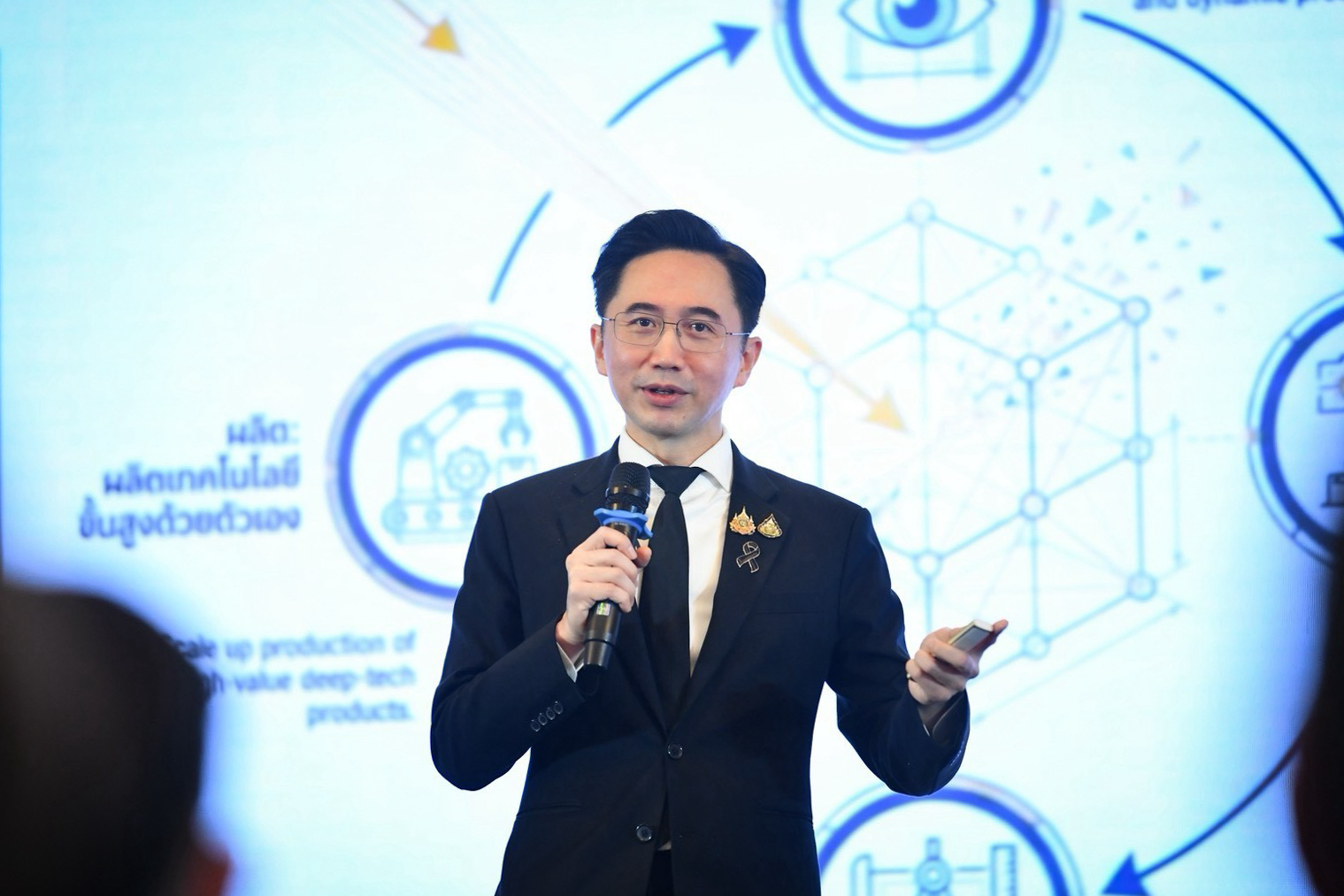 ภาพศาสตราจารย์ ดร.ยศชนัน วงศ์สวัสดิ์ รองนายกรัฐมนตรี และรัฐมนตรีว่าการกระทรวงการอุดมศึกษา วิทยาศาสตร์ วิจัยและนวัตกรรม เป็นประธานในพิธี