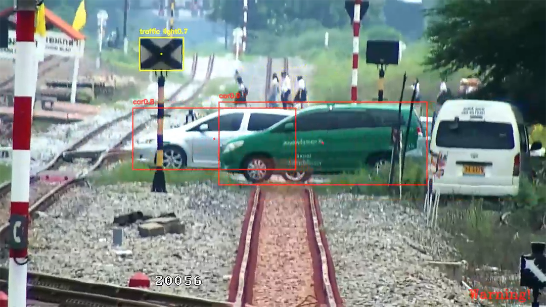 ภาพจากระบบ TRCAS แสดงภาพการตรวจพบรถยนต์กีดขวางอยู่บนรางรถไฟ เป็นภาพซูมที่ระยะ 56 เท่า