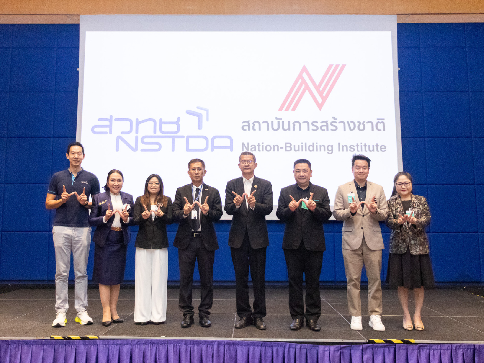 ภาพผู้ร่วมเยี่ยมชม และผู้บริหาร สวทช. ที่ให้การต้อนรับ