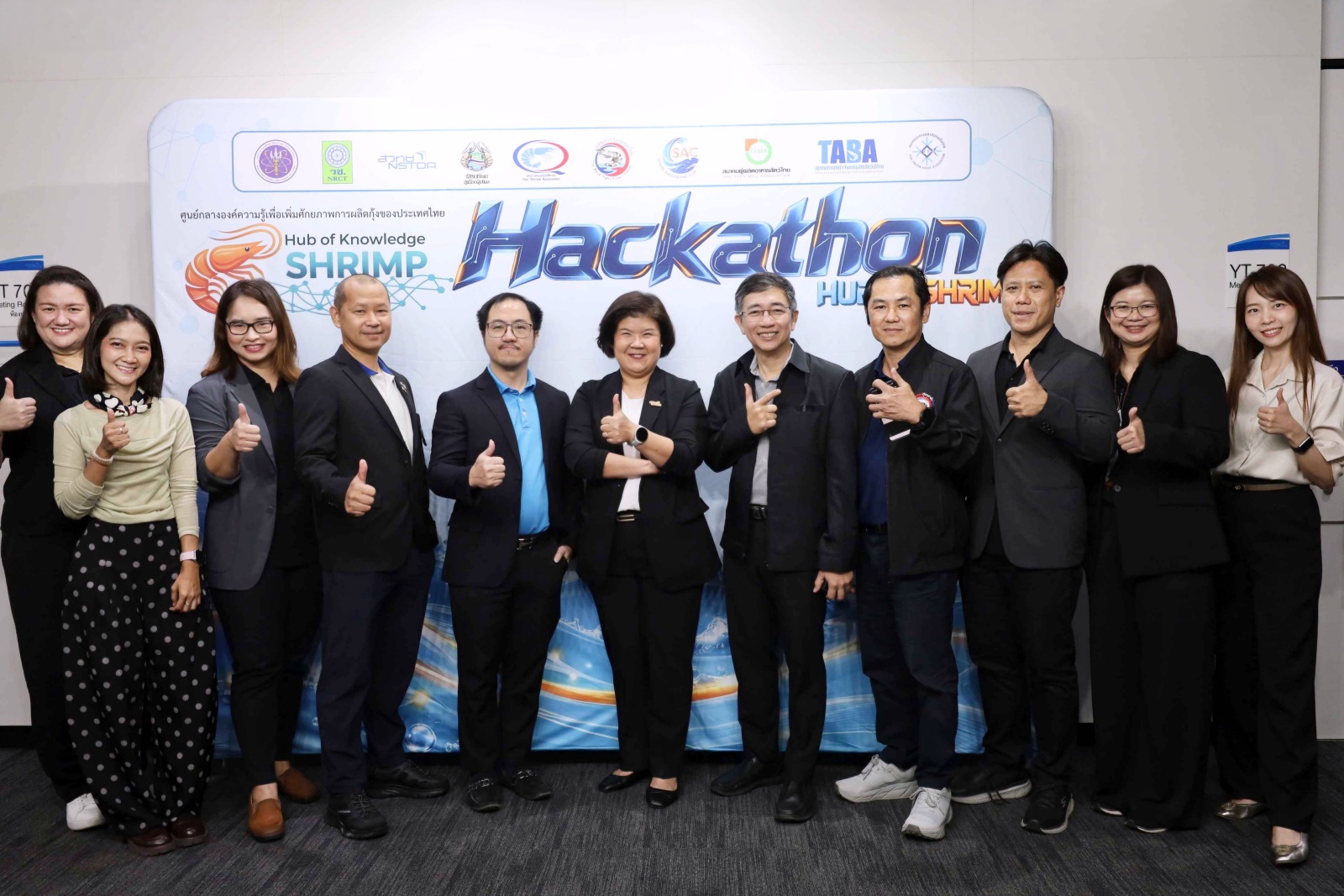 ภาพหมู่ผู้ร่วมงานไบโอเทค สวทช. เปิดตัวประกวดนวัตกรรม “Hackathon Hub of Shrimp” เฟ้นไอเดียพลิกฟื้นกุ้งไทย ชิงรางวัลกว่า 1 แสนบาท ดึงพลังนวัตกรแก้โจทย์จริงอุตสาหกรรมสัตว์น้ำ สร้างเศรษฐกิจยั่งยืน (8 ต.ค. 69) ศูนย์พันธุวิศวกรรมและเทคโนโลยีชีวภาพแห่งชาติ (ไบโอเทค) สำนักงานพัฒนาวิทยาศาสตร์และเทคโนโลยีแห่งชาติ (สวทช.) ภายใต้ทุนสนับสนุนโครงการ “ศูนย์กลางองค์ความรู้เพื่อเพิ่มศักยภาพการผลิตกุ้งของประเทศไทย” (Hub of Knowledge – Shrimp) ของสำนักงานการวิจัยแห่งชาติ (วช.) กระทรวงการอุดมศึกษา วิทยาศาสตร์ วิจัยและนวัตกรรม (อว.) ร่วมกับพันธมิตรผู้เลี้ยงกุ้งไทย สมาคมกุ้งไทย คลัสเตอร์กุ้งกุลาดำไทย ชมรมผู้ผลิตลูกพันธุ์สัตว์น้ำ สมาคมผู้ผลิตอาหารสัตว์ไทย สมาคมการค้าปัจจัยการผลิตสัตว์น้ำไทย สมาคมอาหารแช่เยือกแข็งไทย แถลงเปิดตัวกิจกรรมแข่งขันนวัตกรรม “Hub of Shrimp - Hackathon: คิด • นวัตกรรม • ยกระดับอุตสาหกรรมกุ้งไทย” ภายใต้แนวคิด INNOVATE TODAY, SUSTAIN TOMORROW เพื่อส่งเสริมการนำเทคโนโลยีและนวัตกรรมมาช่วยลดต้นทุน เพิ่มผลผลิต และขับเคลื่อนอุตสาหกรรมกุ้งไทยอย่างยั่งยืน พร้อมประกาศเปิดรับสมัครนิสิต นักศึกษา สตาร์ตอัป นักวิจัย และผู้ประกอบการทั่วประเทศร่วมส่งผลงานประยุกต์ใช้องค์ความรู้ทางวิทยาศาสตร์และเทคโนโลยีดิจิทัลแก้โจทย์จริงอุตสาหกรรมกุ้งไทย ชิงเงินรางวัลรวมกว่า 100,000 บาท เปิดรับสมัครตั้งแต่วันนี้ถึงวันที่ 15 ตุลาคม 2569 ดร.กัลยาณ์ แดงติ๊บ ผู้อำนวยการกลุ่มวิจัยเทคโนโลยีชีวภาพสัตว์น้ำแบบบูรณาการ ไบโอเทค สวทช. กล่าวว่า ไบโอเทคมุ่งเชื่อมโยงงานวิจัยกับความต้องการของเกษตรกรและผู้ประกอบการ เพื่อแก้ปัญหาโรค ต้นทุนการผลิต และสิ่งแวดล้อมในอุตสาหกรรมกุ้ง โดยร่วมกับมหาวิทยาลัย กรมประมง เครือข่ายเกษตรกร และภาคเอกชน ขับเคลื่อนโครงการ Hub of Shrimp ภายใต้การสนับสนุนของสำนักงานการวิจัยแห่งชาติ (วช.) สำหรับกิจกรรม Hackathon จะเปิดโอกาสให้คนรุ่นใหม่จากหลากหลายสาขาเรียนรู้โจทย์จากผู้ปฏิบัติงานจริง และพัฒนาแนวคิดร่วมกับนักวิจัยและผู้เชี่ยวชาญ โดยมุ่งหวังให้เกิดนวัตกรรมที่ต่อยอดสู่การใช้งานจริง พร้อมสร้างความร่วมมือที่ดำเนินต่อเนื่องหลังจบกิจกรรม ดร.สรวิศ เผ่าทองศุข นักวิจัยอาวุโส หัวหน้าทีมวิจัยและพัฒนาสายพันธุ์กุ้ง ไบโอเทค สวทช. ในฐานะหัวหน้าโครงการ กล่าวว่า การจัด Hackathon ครั้งนี้มุ่งหวังให้เป็นเวทีปล่อยของและพื้นที่แห่งความร่วมมือในการดึงพลังความคิดสร้างสรรค์ของคนรุ่นใหม่ สตาร์ตอัป และนวัตกร มาร่วมกับนักวิจัยและผู้ประกอบการในการสร้างผลกระทบเชิงบวกที่เป็นรูปธรรมให้กับประเทศ ทั้งการช่วยเกษตรกรลดต้นทุน เพิ่มอัตราการรอด สร้างมูลค่าเพิ่มให้สินค้ากุ้งไทย ขับเคลื่อนเศรษฐกิจฐานรากให้เติบโตอย่างมั่นคง พร้อมทั้งผลักดันงานวิจัยและเทคโนโลยีให้สามารถนำไปประยุกต์ใช้งานได้จริงในเชิงพาณิชย์ เพื่อคืนตำแหน่งผู้นำอุตสาหกรรมกุ้งไทยในระดับสากล ด้าน นายอภิชิต วรกิจ เลขาธิการพันธมิตรผู้เลี้ยงกุ้งไทย และ ประธานชมรมผู้เลี้ยงกุ้งระนอง ตัวแทนภาคเอกชน ทั้ง 7 องค์กร กล่าวว่า ปัจจุบันเกษตรกรไทยและผู้ประกอบการตลอดห่วงโซ่อุตสาหกรรมกุ้งไทยกำลังเผชิญปัญหารอบด้าน จึงเร่งมองหาเทคโนโลยีและนวัตกรรมใหม่ ๆ เพื่อนำมาปรับใช้ ผ่านเวทีระดมสมองอย่างเข้มข้น (Hackathon) ที่เป็นสะพานเชื่อมโจทย์ปัญหาจากหน้าฟาร์มและอุตสาหกรรมกุ้งไทยเข้ากับนักนวัตกรที่สนใจ เพื่อร่วมกันหาทางออกและพลิกวิกฤตให้เป็นโอกาส และเกิดประโยชน์ต่อเกษตรกรตลอดจนผู้ประกอบการอย่างแท้จริง สำหรับกรอบโจทย์การแข่งขันในครั้งนี้ ได้เปิดกว้างครอบคลุม 5 ด้านสำคัญของการดำเนินธุรกิจกุ้งไทย ได้แก่ 1) พันธุ์กุ้ง: การพัฒนาและคัดเลือกสายพันธุ์กุ้งที่เติบโตเร็ว ทนทานต่อโรค และปรับตัวเข้ากับสภาพภูมิอากาศ 2) การเลี้ยง: นวัตกรรมระบบการเลี้ยงอัจฉริยะ เทคโนโลยีการจัดการน้ำ พลังงานสะอาด และอาหารกุ้งเพื่อเพิ่มอัตราการรอด 3) การจัดการส่งเสริมการเลี้ยง: เครื่องมือและแพลตฟอร์มดิจิทัลเพื่อวิเคราะห์ข้อมูลและเตือนภัยล่วงหน้า 4) การตลาด: การสร้างมูลค่าเพิ่ม การเชื่อมโยงตลาด และเทคโนโลยีการตรวจสอบย้อนกลับ 5) การจับและการจัดการหลังจับ: นวัตกรรมยืดอายุการเก็บรักษา คุมคุณภาพ และแปรรูปสินค้าเพื่อเพิ่มมูลค่า ผู้สมัครสามารถเลือกหัวข้อที่ต้องการส่งได้ตามความสนใจ และเมื่อผ่านเข้าสู่รอบลึก ๆ จะได้ร่วมระดมสมองกับภาคเอกชนที่ดำเนินธุรกิจนั้นโดยตรง แลกเปลี่ยนและผสานประสบการณ์ เพื่อพัฒนาแนวคิดนวัตกรรมให้สามารถนำไปใช้ได้จริงอย่างยั่งยืน ดร.ปรัศนียาภรณ์ ปอศิริ นักวิจัย หัวหน้าทีมวิจัยและพัฒนาบริการด้านเพาะเลี้ยงสัตว์น้ำ ไบโอเทค สวทช. กล่าวเพิ่มเติมว่า โครงการได้ออกแบบกระบวนการเรียนรู้อย่างเข้มข้น เพื่อพาผู้เข้าแข่งขันต่อยอดไอเดียสู่การใช้งานจริง โดยทีมที่ผ่านการคัดเลือกจะเริ่มต้นด้วยคอร์สออนไลน์ “กุ้ง 101” ในทุกวันเสาร์ เวลา 13:30 – 16:30 น. ระหว่างวันที่ 17 ตุลาคม–7 พฤศจิกายน 2569 เพื่อปูพื้นฐานความรู้เกี่ยวกับอุตสาหกรรมกุ้งไทย ก่อนนำเสนอไอเดียผ่านการแข่งขันรอบคัดเลือกทางออนไลน์ในวันที่ 14 พฤศจิกายน 2569 เพื่อเฟ้นหา 5 ทีมเข้าสู่รอบสุดท้าย ทั้ง 5 ทีมจะได้เข้าร่วม Shrimp Hack Camp ในวันที่ 16 ธันวาคม 2569 เพื่อรับคำแนะนำจากผู้เชี่ยวชาญระดับประเทศ พร้อมพัฒนาและปรับไอเดียให้พร้อมนำไปใช้ได้จริง ก่อนประชันแนวคิดในการแข่งขันรอบตัดสิน Final Pitching วันที่ 17 ธันวาคม 2569 ชิงเงินรางวัลรวมกว่า 100,000 บาท ทั้งนี้ โครงการรับสมัครผู้สนใจทุกกลุ่ม ตั้งแต่นักเรียน นิสิต นักศึกษา เกษตรกร ผู้ประกอบการ บุคลากรภาครัฐ-เอกชน และประชาชนทั่วไป สมัครเข้าร่วมแข่งขันได้ตั้งแต่วันนี้ - 15 ตุลาคม 2569 ทาง ออนไลน์ https://forms.gle/sVk77rSqMPavaYxM7 และ ติดตามกิจกรรมข่าวสารของทาง Hub of Shrimp ได้ทาง Facebook : https://www.facebook.com/HubOfKnowledgeShrimp