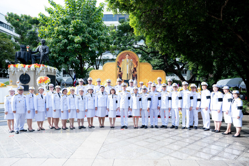 คณะผู้บริหาร อว. และ สวทช. ร่วมพิธีวางพุ่มดอกไม้ถวายราชสักการะ